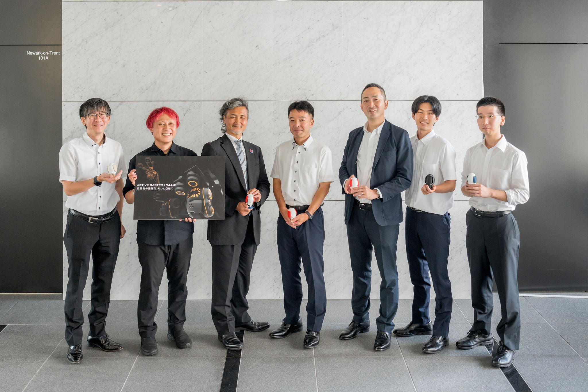 主な参加者(左から):人機一体 野村 方哉、znug design 根津 孝太 氏、人機一体 金岡博士、NSK尾崎 学士、近藤 大介、難波 竜三郎、山田 洋 /  2025年7月、日本精工株式会社グローバルトレーニングセンター(神奈川県藤沢市)にて