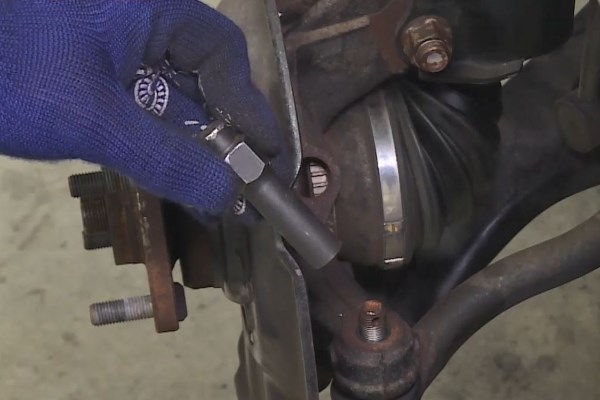 Radlager Austausch - Um das Gewinde nicht zu beschädigen, den Spurstangenkopf vorsichtig von oben mit einem Spezialwerkzeug und einem Hammer lösen.