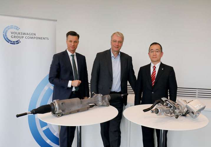 V.l.n.r: Thomas Schmall, Vorstandsvorsitzender der Volkswagen Group Components; Dr Stefan Sommer, Mitglied des Vorstands der Volkswagen AG und Masatada Fumoto, Chief Executive Officer von NSK Europe 