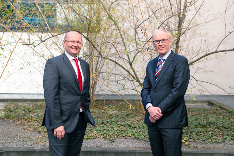 Dr. Ulrich Nass, Vice President der NSK Ltd. und CEO von NSK Europe, und Marcel Van Helten, CEO und Vorsitzender von Brüel & Kjær Vibro